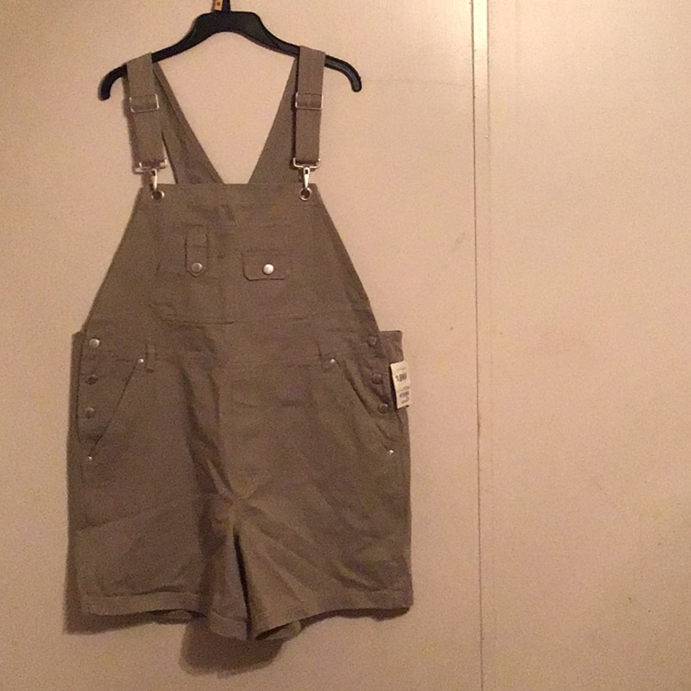 Overall shorts